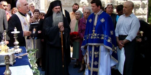 Preotul Ciprian Stoichin şi arhiepiscopul Teodosie