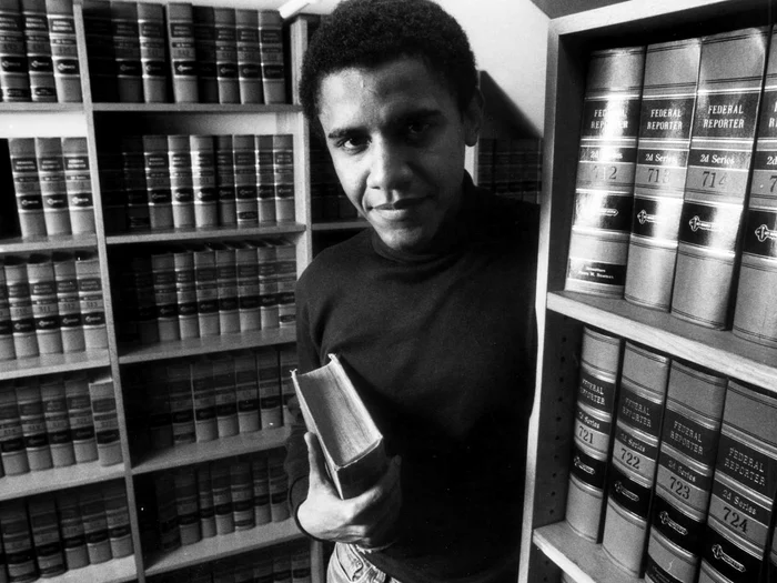 Studentul Obama a urmat doi ani Occidental College din Los Angeles, unde a susţinut primul său speech. Apoi s-a transferat la Universitatea Columbia.