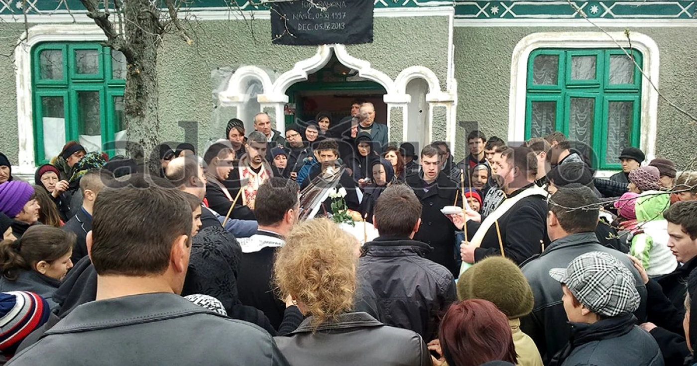 Sute de oameni au venit să îşi ia rămas bun de la Ramona  FOTO: Iulian Bunilă