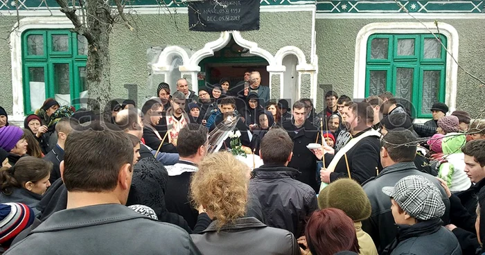 Sute de oameni au venit să îşi ia rămas bun de la Ramona FOTO: Iulian Bunilă