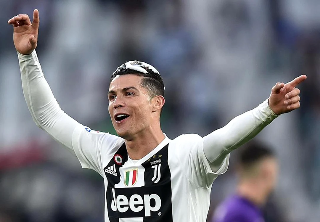 
    Cristiano Ronaldo, sărbătorind titlul cucerit cu Juventus  