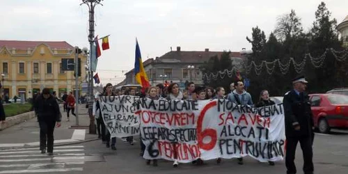 Aproximativ 200 de studenti oradeni au iesit in strada