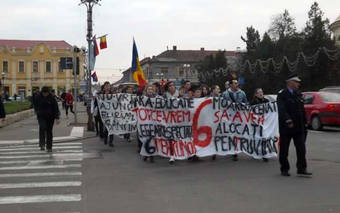 Aproximativ 200 de studenti oradeni au iesit in strada