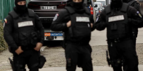 Polițiști și reprezentanți ai ANABI ridică mașinile asupra cărora a fost pus sechestru asigurător în dosarul în care sunt implicați frații Tate, Andrew și Tristan, în Pipera, Ilfov. FOTO Inquam Photos / Octav Ganea