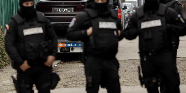 Polițiști și reprezentanți ai ANABI ridică mașinile asupra cărora a fost pus sechestru asigurător în dosarul în care sunt implicați frații Tate, Andrew și Tristan, în Pipera, Ilfov. FOTO Inquam Photos / Octav Ganea