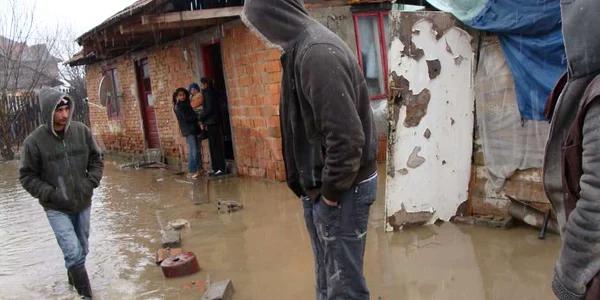 Trei copii a rămas izolaţi în locuinţa inundată