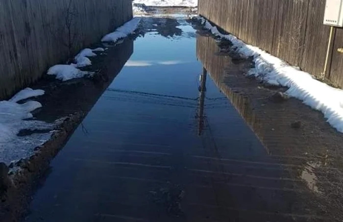 strada inundata comuna bradu