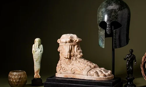Un coif corintian de luptă din bronz, scos la licitație la Londra (© Apollo Art Auctions)