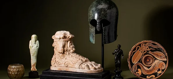 Un coif corintian de luptă din bronz, scos la licitație la Londra (© Apollo Art Auctions)