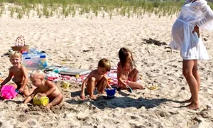 Leonardo, de 3 ani, Romeo, de 2 ani,  Rafael, de 5 ani, Carmen, de 6 ani,  supravegheaţi doar cu privirea de mama lor jpeg