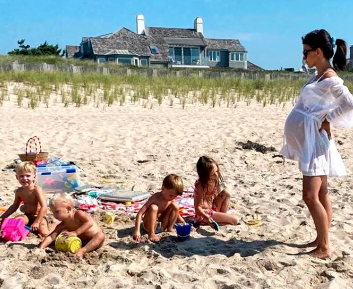 Leonardo, de 3 ani, Romeo, de 2 ani,  Rafael, de 5 ani, Carmen, de 6 ani,  supravegheaţi doar cu privirea de mama lor