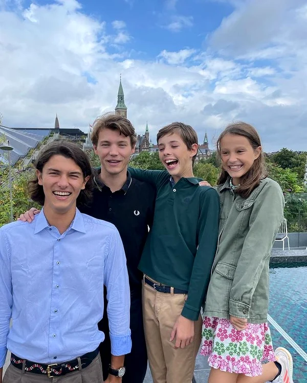 Nikolai (23), Felix (20), Henri (13) și Athena (10)