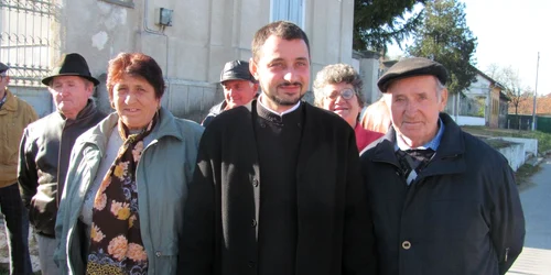 Silviu Gergiuc, preotul trimis să oficieze slujba, s-a resemnat cu ideea că nu va intra în biserică. 