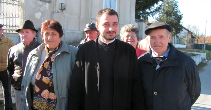 Silviu Gergiuc, preotul trimis să oficieze slujba, s-a resemnat cu ideea că nu va intra în biserică.