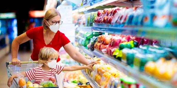 Mama si copil cu masca la cumparaturi in supermarket FOTO Shutterstock 