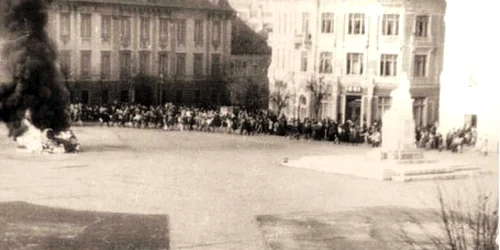 După  ce au incendiat  o maşină a Miliţiei,  sibienii şi-au dat mâinile într-o horă a Revoluţiei  