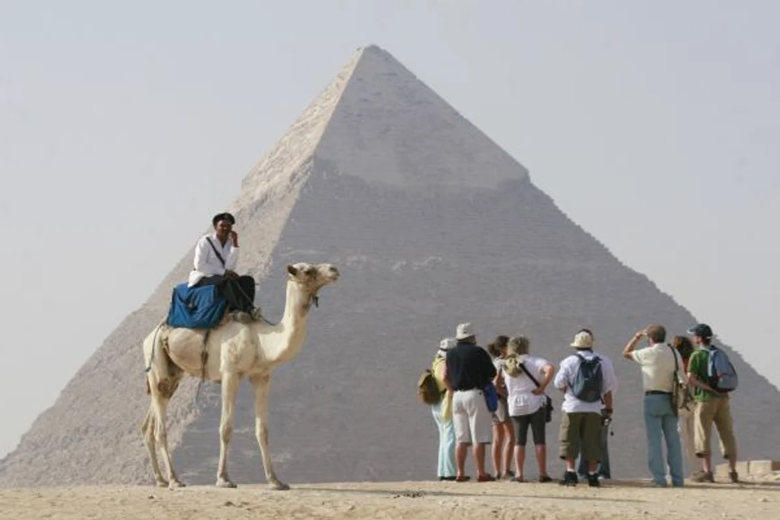 
    Marile Piramide din Egipt au ajuns locuri pustii. Turiștii nu le mai vizitează pentru că se tem de atacurile teroristeFoto AP  