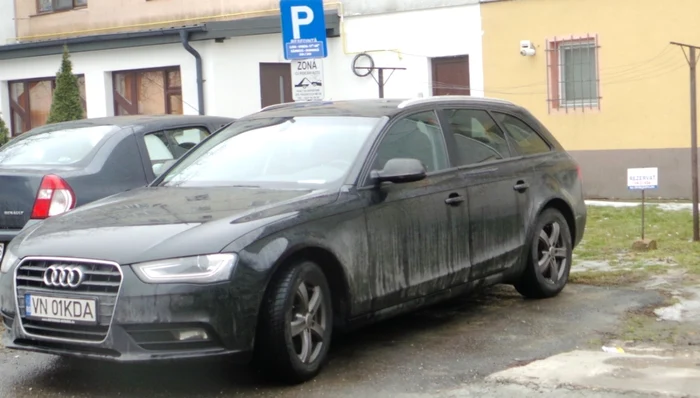 Maşina directorului Parking, parcată pe un loc pe care şi l-a "rezervat"