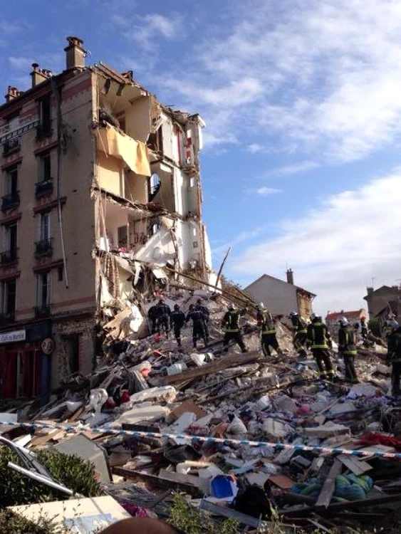 
    Deocamdată nu se ştie de ce s-a prăbuşit clădirea, dar oamenii legii bănuiesc că o acumulare de gaze a dus la această tragedie  