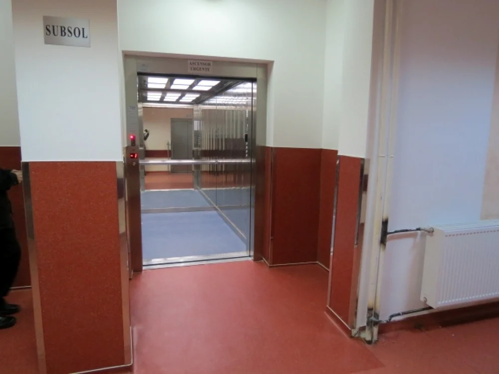 Un lift de la Casa Presei în care se aflau patru persoane a căzut de la etajul doi FOTO Adevărul