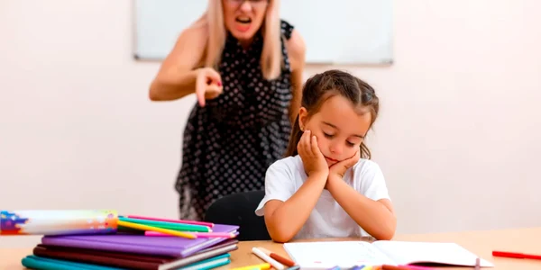 Profesoara tipa la elev FOTO Shutterstock