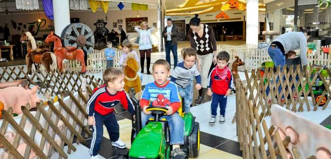 Micuții orădeni au ocazia să se plimbe cu un trenuleț în lumi pline de magie la ERA Park