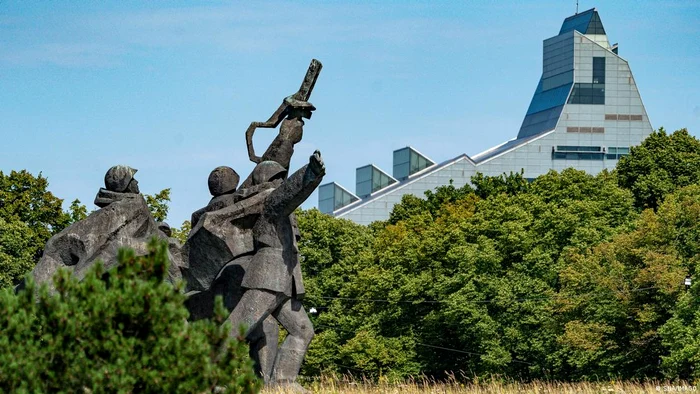 Monumentul sovietic al victoriei din Riga cu puțin timp înainte de a fi demolat în august 2022