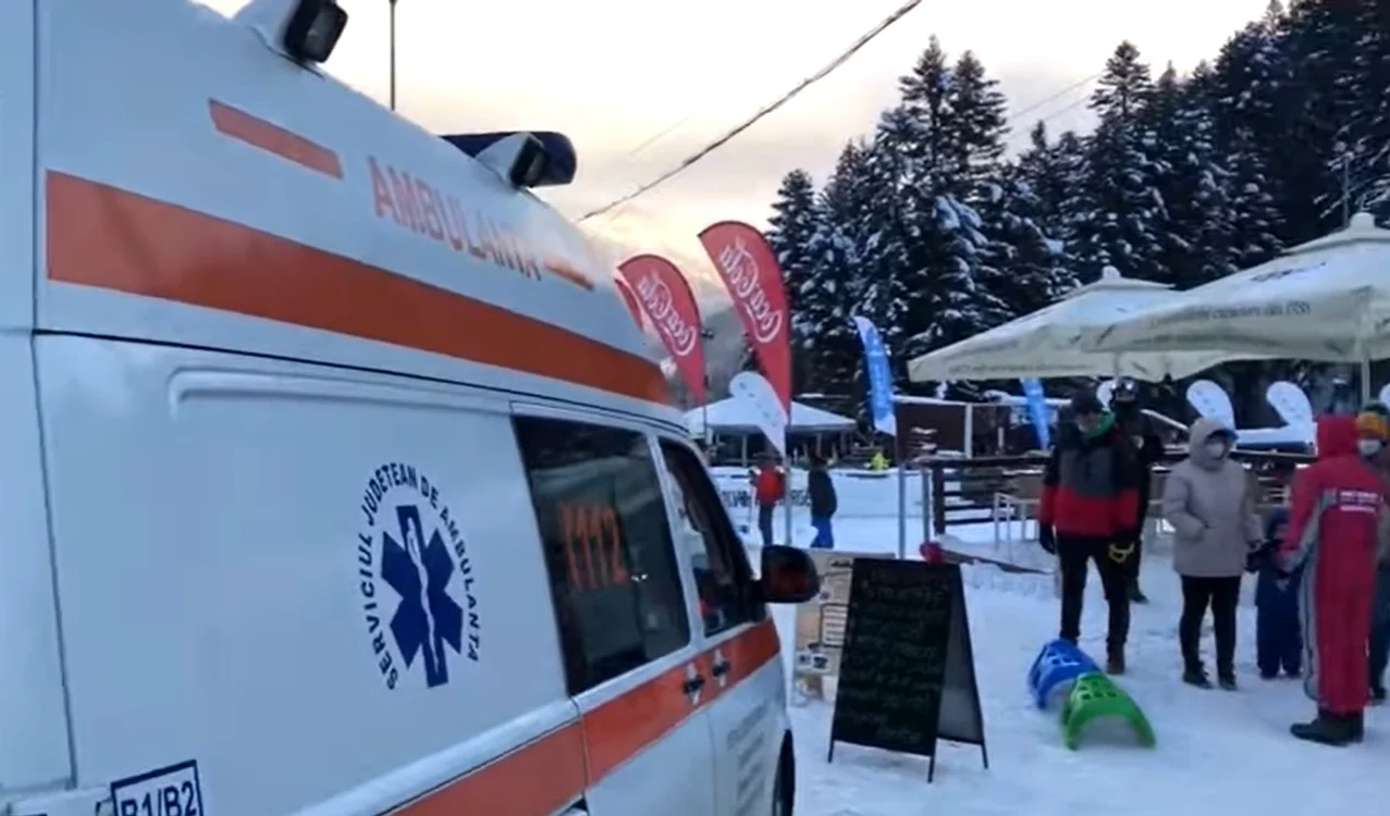 
    Ambulanța venită pe pârtie la un copil rănit a fost atacată de turiștii deranjați de zgomot  
