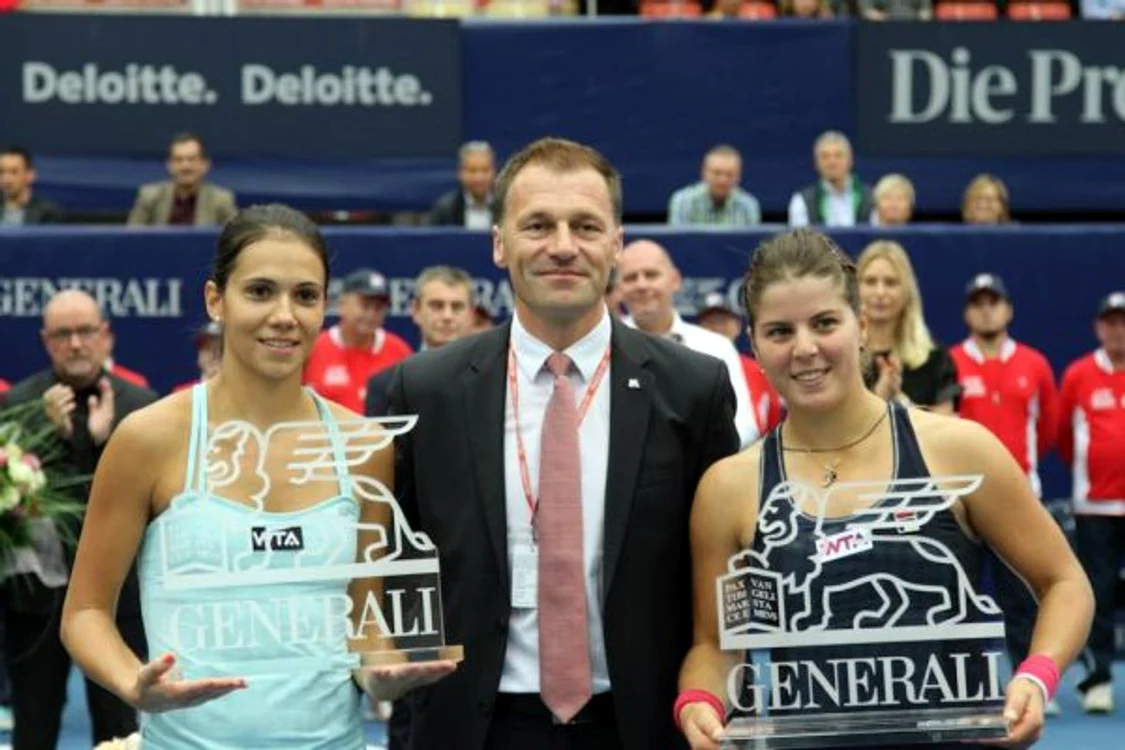 Raluca Olaru cu trofeul cucerit la turneul WTA de la Linz