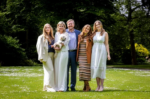 Familia Regala olandeză: Prințesa Amalia, Regina Maxima, Regele Willem Alexander, Prințesa Ariane și Prințesa Alexia în grădina Palatului Huis ten Bosch, 2024. FOTO: Casa Regală olandeză   Casa Regala olandeza jpg
