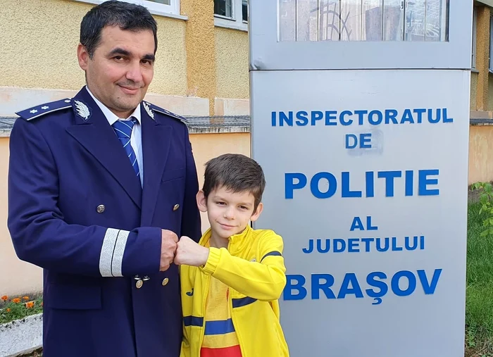 Alături de Iulian, tatăl său, poliţist,  care lucrează la Serviciul de  Comunicaţii şi Informatică 