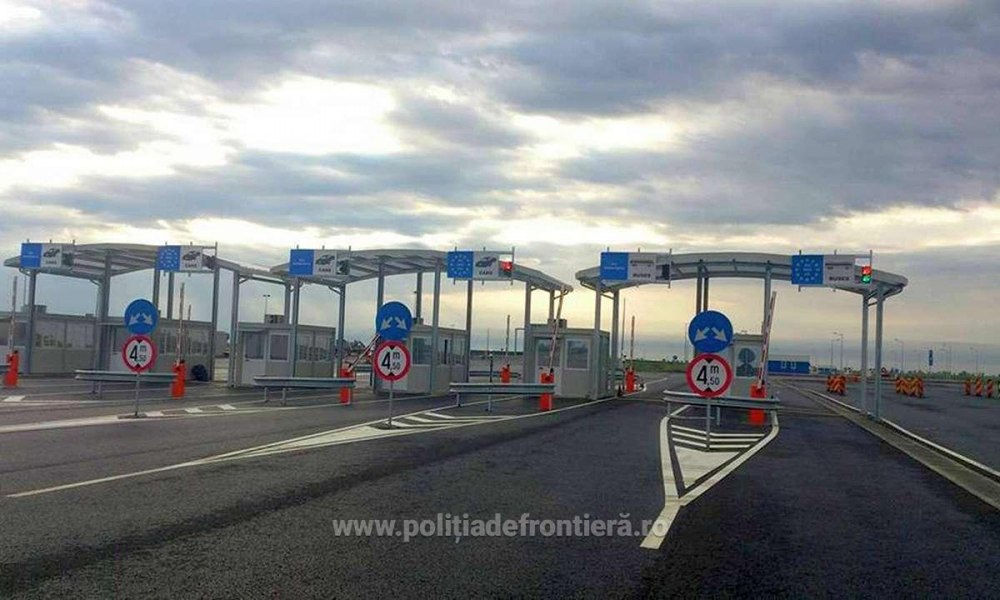 Trei sri-lankezi au încercat să treacă granița ilegal, ascunși în cutii de carton