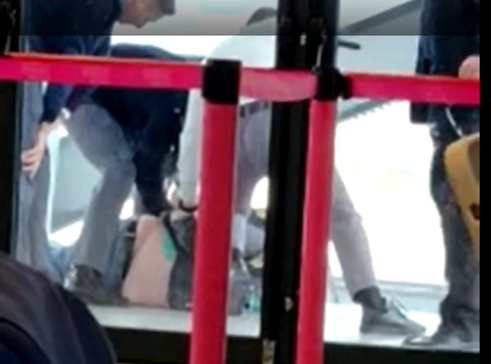 Bărbatul care a făcut scandal în Aeroport a fost imobilizat. Foto: Captură video