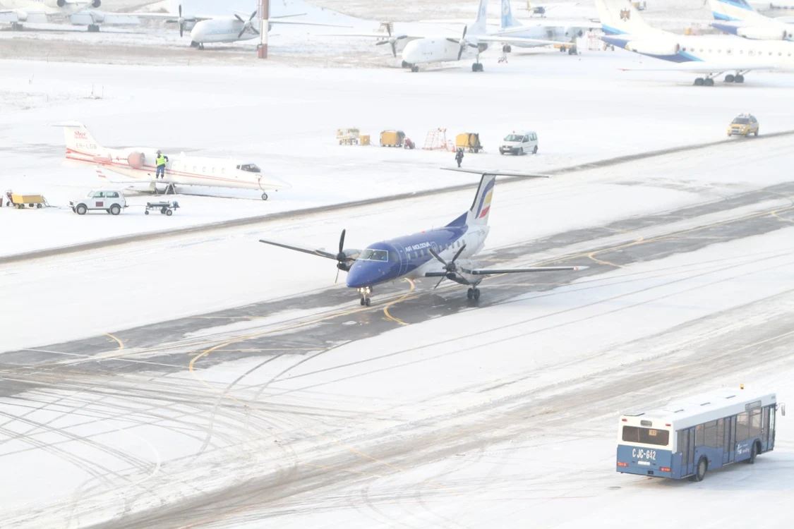 Viscolul a afectat traficul aerian de pe Aeroportul Internaţional Otopeni. FOTO Adevărul