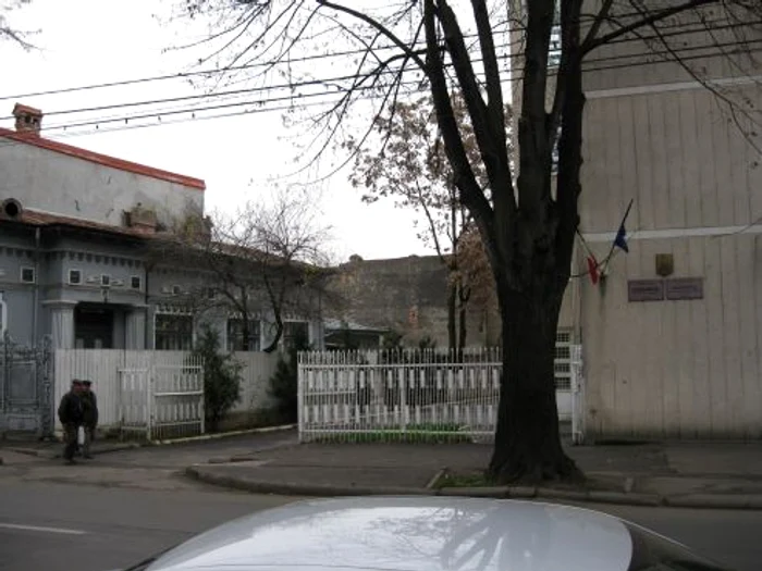 Femeia urmărită şi-a găsit refugiul în curtea Parchetului