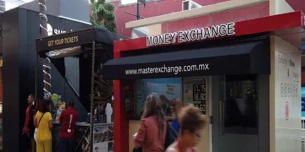 Agenţie de schimb valutar din mall-ul La Isla Shopping Village din Cancun - la câţiva paşi de unul dintre bancomatele Bandei Riviera Maya – Mexic Foto OCCRP
