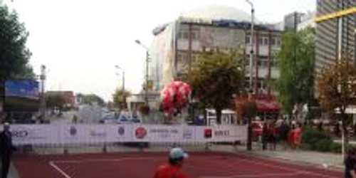 Sute de tineri sunt asteptati sa ia autografe de la Nadia si Hagi