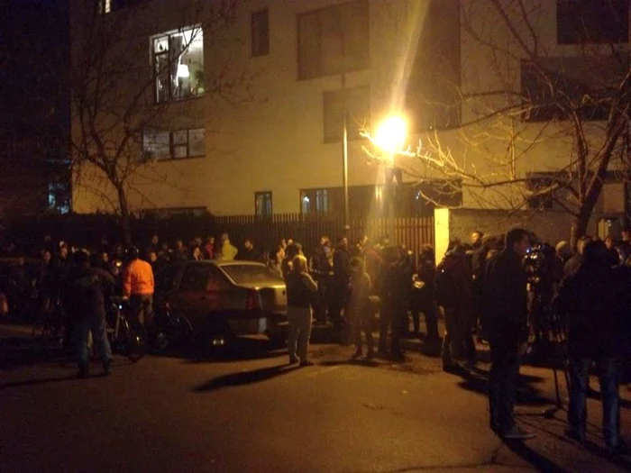 Protestatarii s-au strâns în faţa sediului Ministerului Afacerilor Externe duminică searăFoto: Mihail Bumbeş/arhivă personală