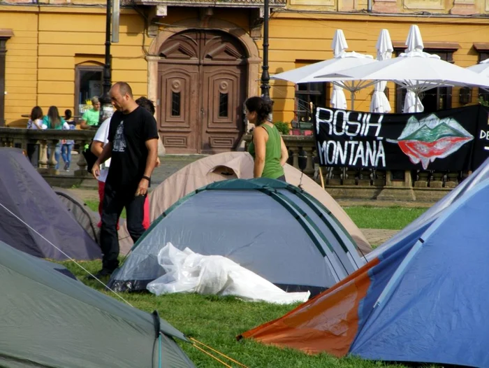 Protestatarii şi-au instalat corturile în Piaţa Unrii din Timişoara