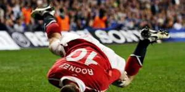 Nu este o şedinţă de yoga a lui Rooney, ci doar o oprire în cap a atacantului englez