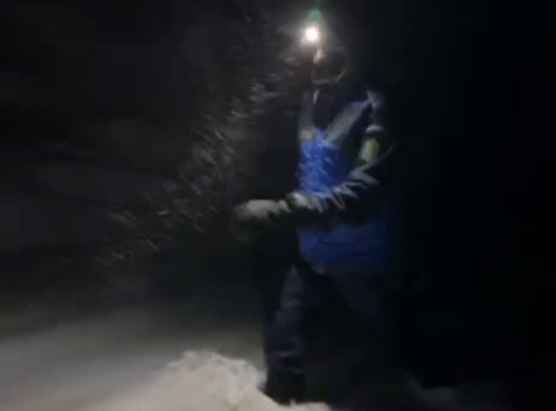 Turişti rămaşi blocaţi cu autoturismul pe munte, la Piatra Arsă, după ce au coborât de la Vârful Omu VIDEO 
