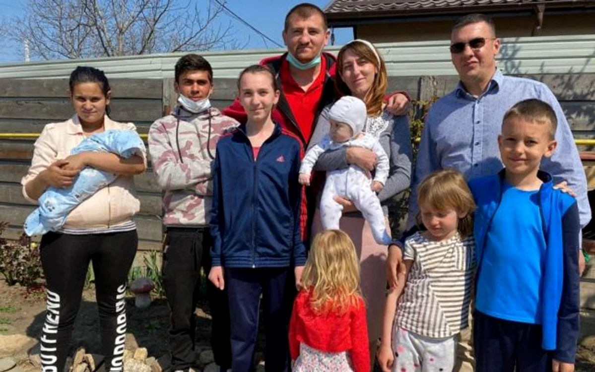 Cătălin Moroşanu şi familia Ciobotariu. Foto Facebook