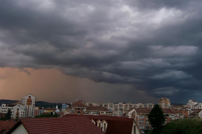 Cerul va rămâne acoperit şi zilele următoare