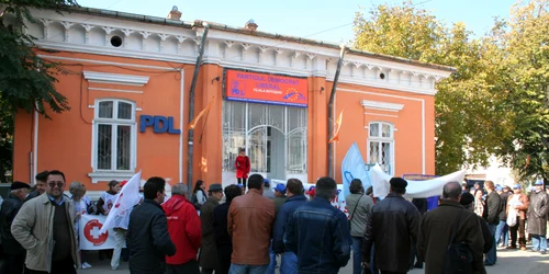 Bugetarii cer guvernaţilor un trai decent  