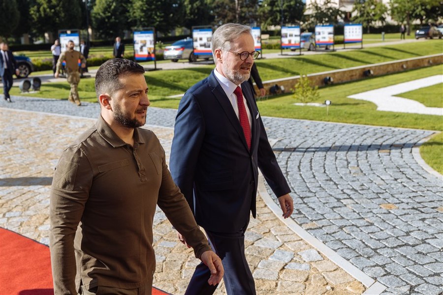 Viitorul Ucrainei este în Uniunea Europeană şi în NATO, spune premierul Cehiei în contextul vizitei lui Zelenski la Praga