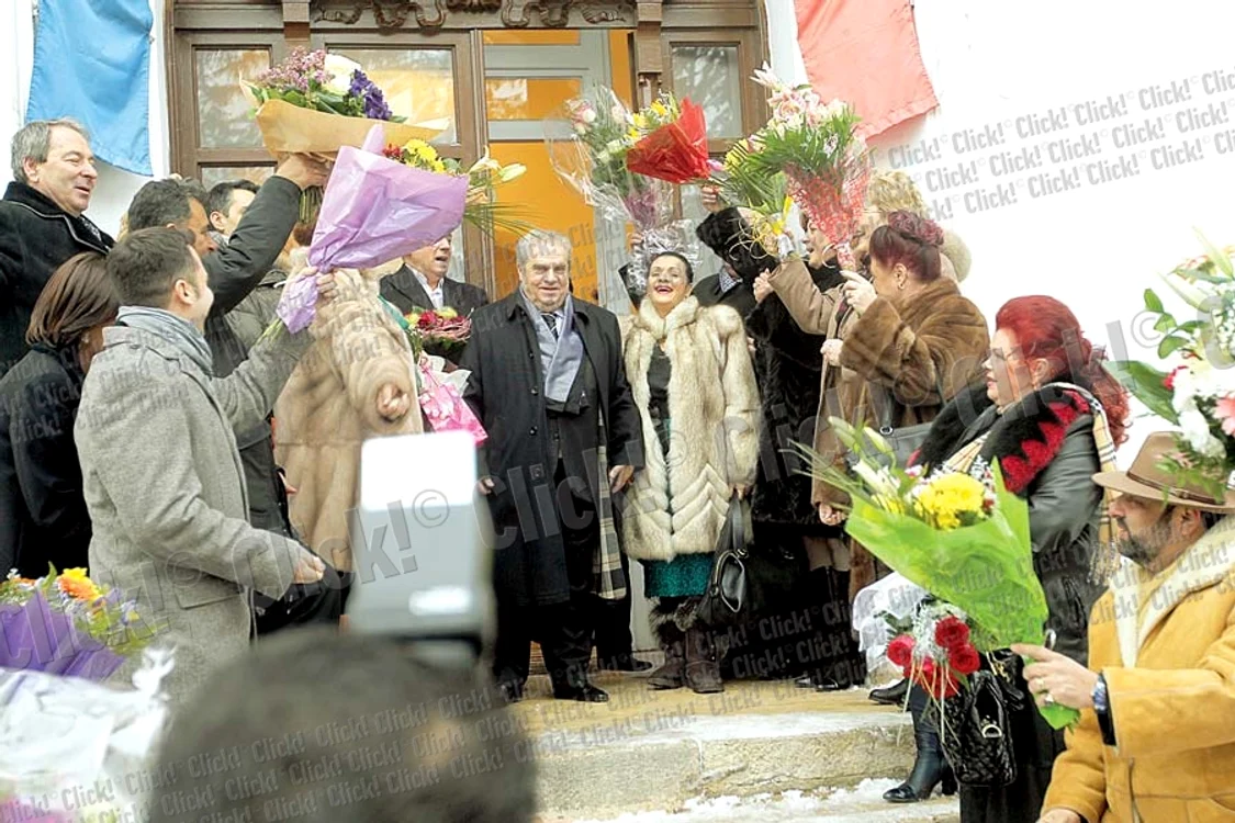 
    Pentru cununie,  au antamat 12  perechi de naşi (FOTOGRAFII: MIHAI IONESCU)  