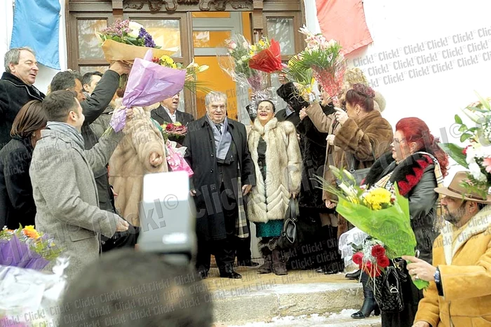 
    Pentru cununie,  au antamat 12  perechi de naşi (FOTOGRAFII: MIHAI IONESCU)  