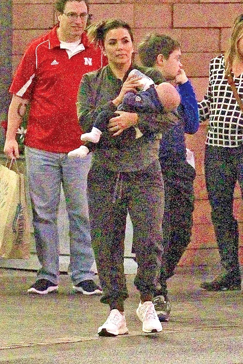 Eva Longoria  îşi hrăneşte  bebeluşul pe stradă