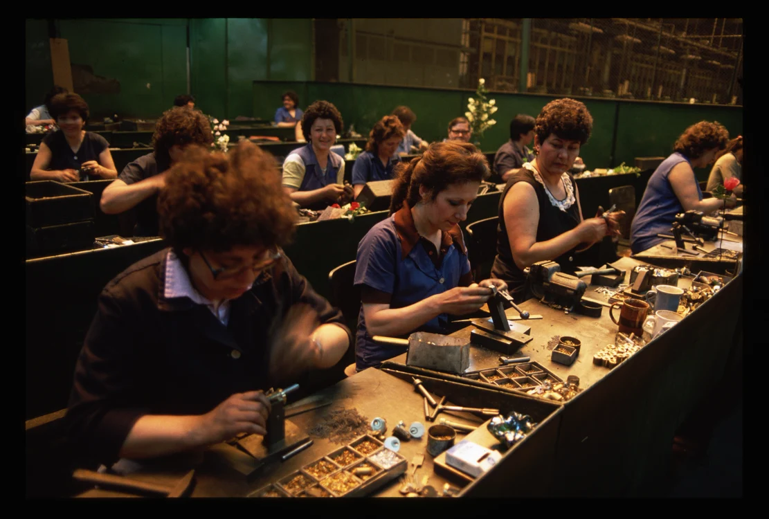 Muncitoare într-o fabrică din comunism