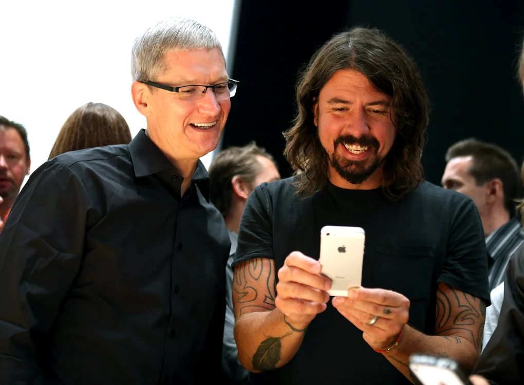 Tim Cook, şeful Apple, se distrează împreună cu solistul Maroon 5, Dave Grohl, la prezentarea lui iPhone 5 FOTO Mediafax